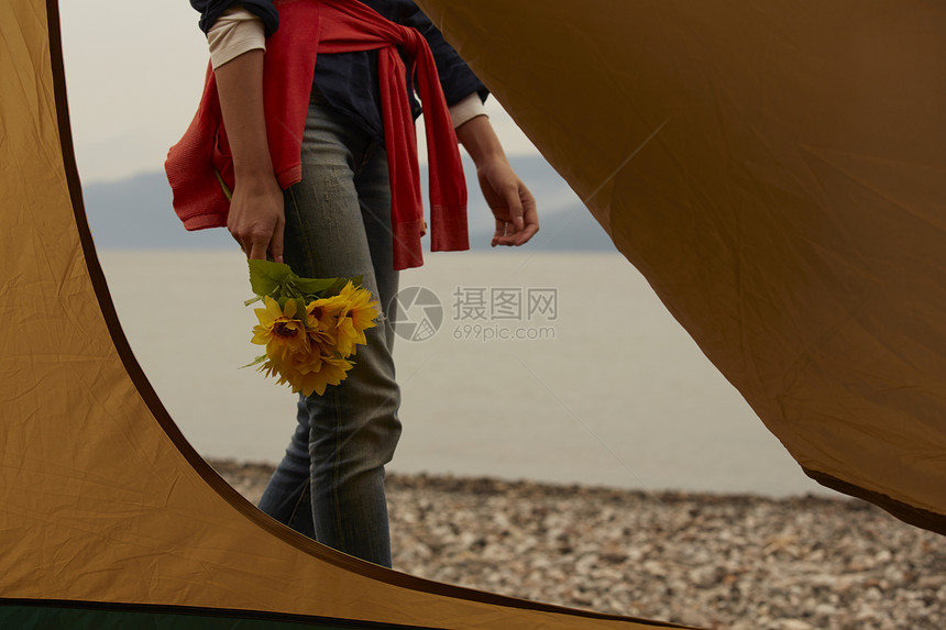 帐篷外拿着花束的女人肖像图片