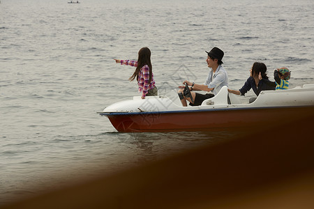 一家四口在海上坐着船图片