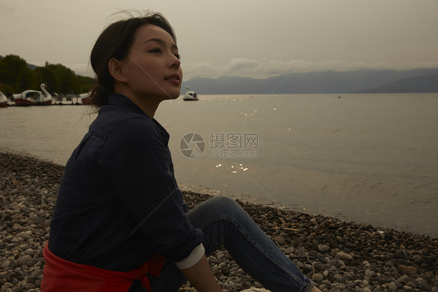 独自坐在湖边的女人肖像图片