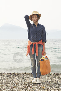湖边独自旅游的女生肖像图片