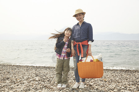 湖边旅游的母女图片