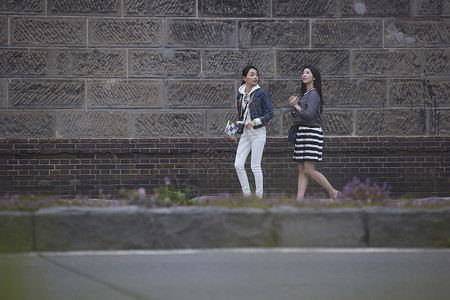 两个女生带着相机结伴旅游图片
