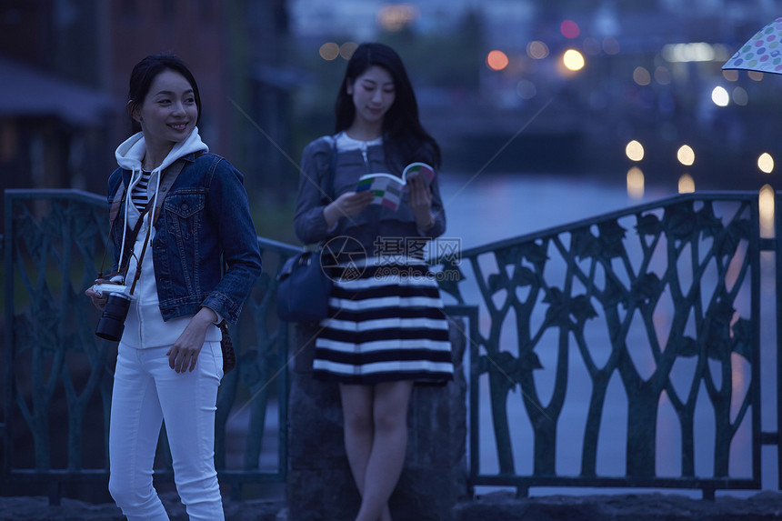 在桥上两个女生带着相机结伴旅游图片