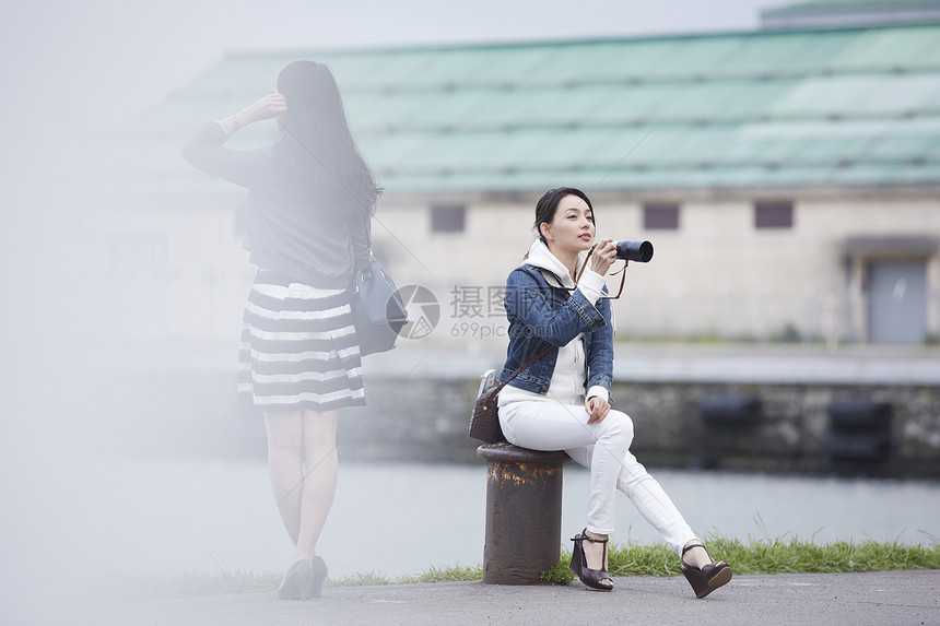 带着相机旅行的2个女性图片