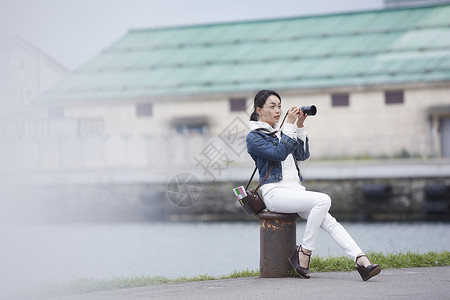 带着相机独自旅行的女性图片