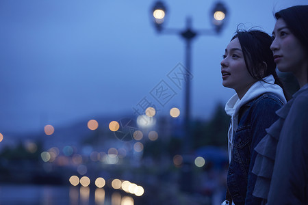 夜晚游客女人旅游观光图片