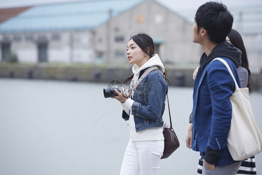 游客女人海边观光拍照图片