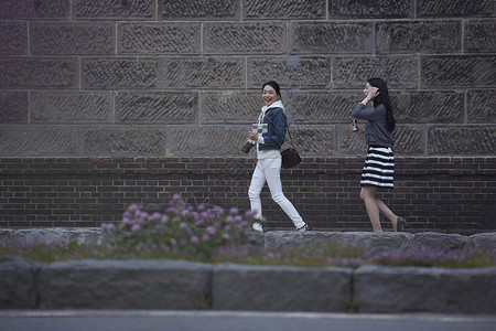 游客女人旅游观光拍照图片