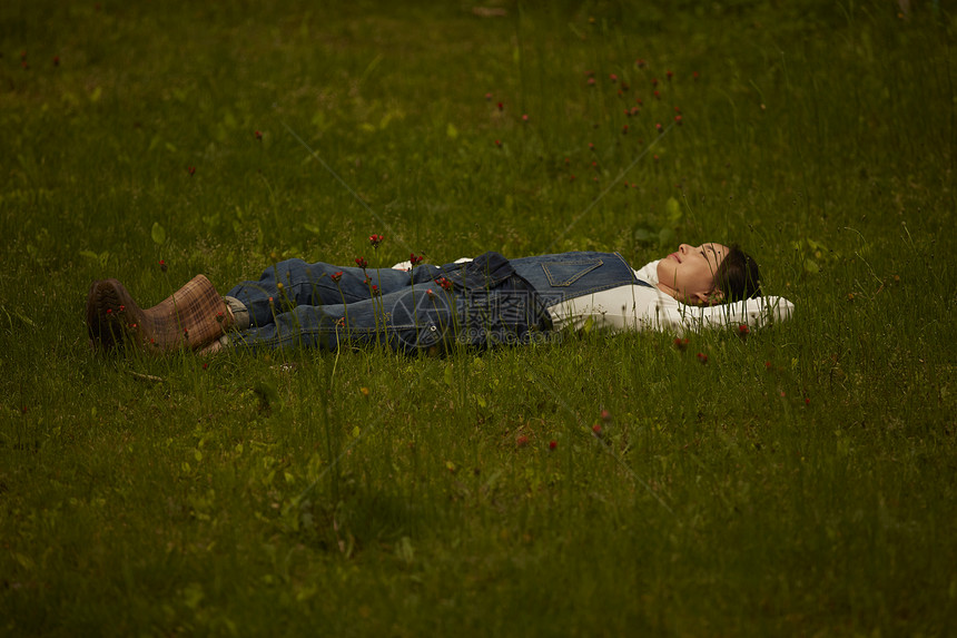 躺在农场草地上的女青年图片