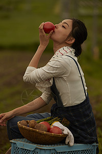 农场农民美女吃番茄图片