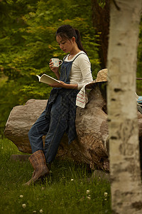 休息看书喝茶的农民女青年图片