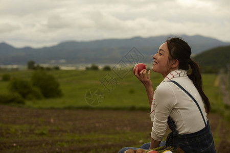 吃新鲜番茄的女青年图片