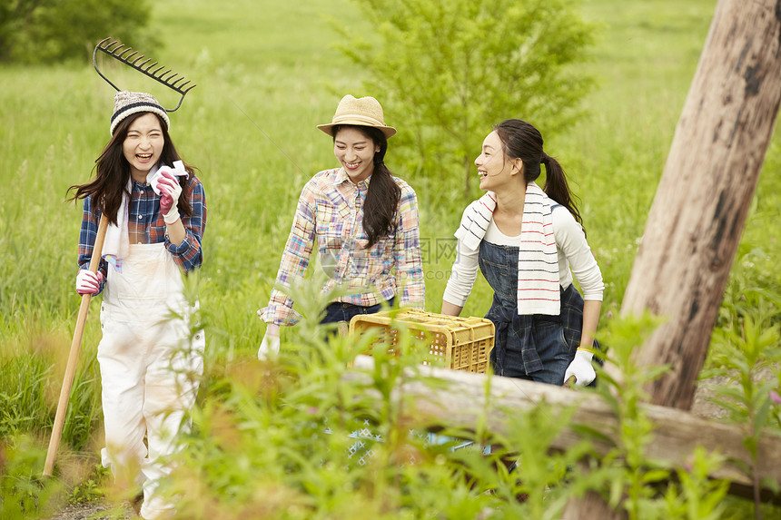 农场菜园劳作的女孩们图片