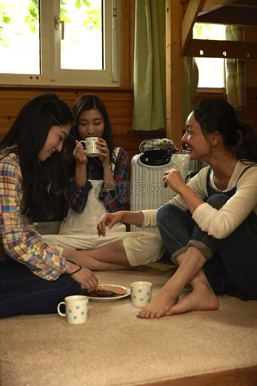 农场旅馆住宿的闺蜜三人喝茶聊天图片