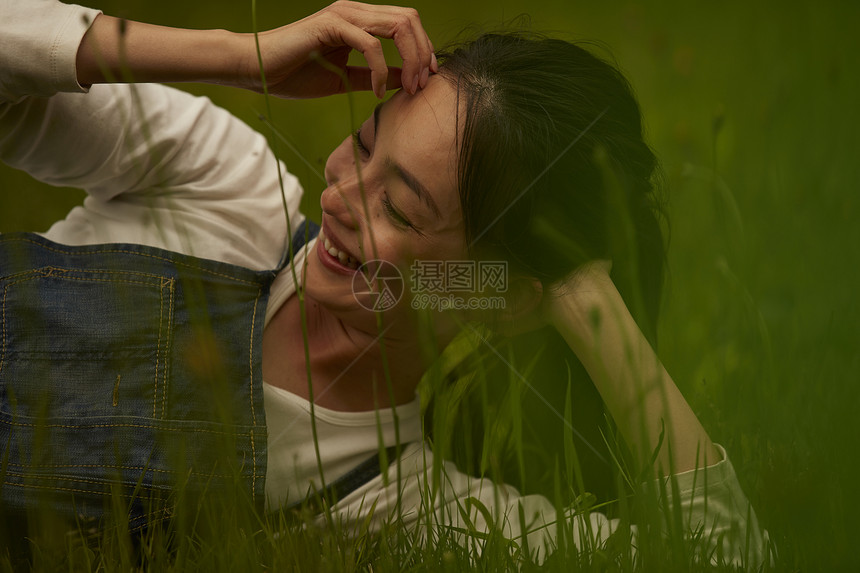 躺在草地上的农场女孩图片
