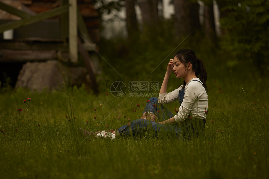坐在草地上的农场女孩图片