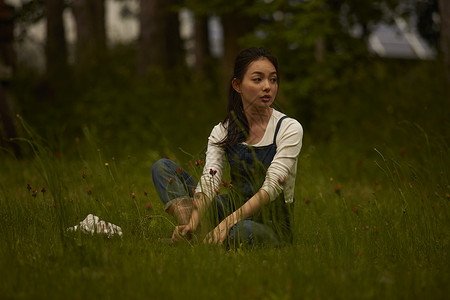 农村草地上的女性图片