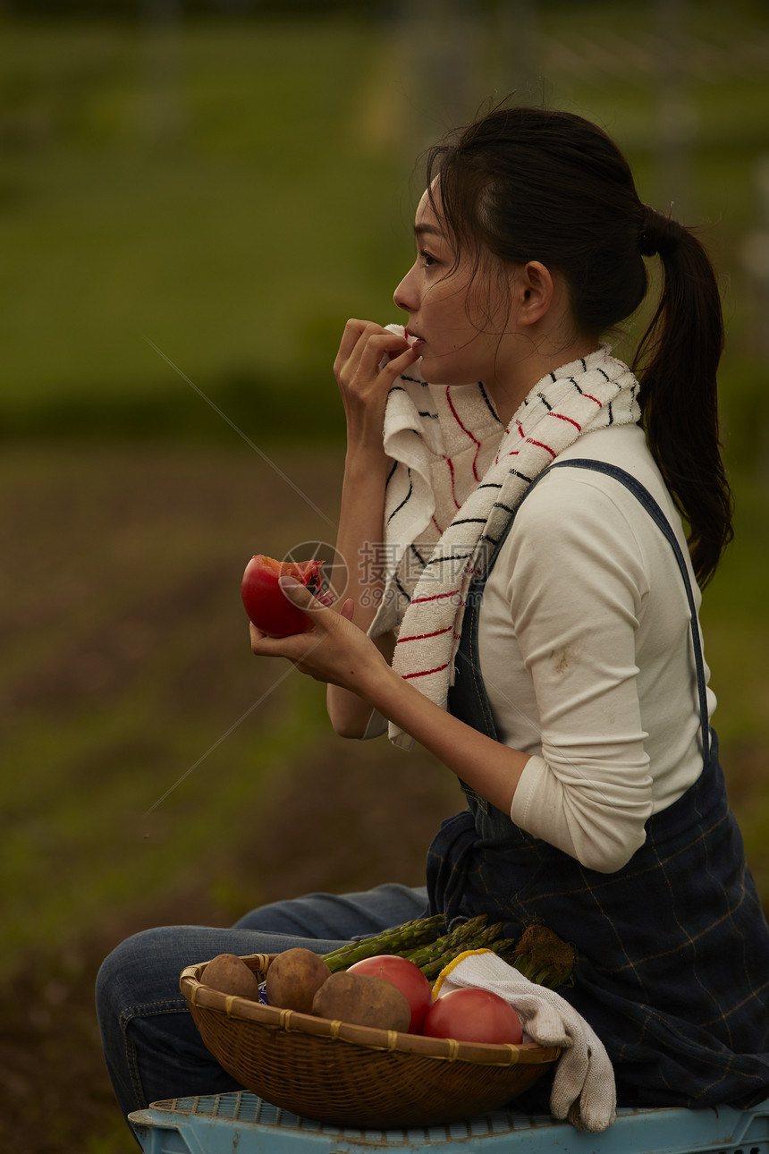 吃苹果的农民女性图片