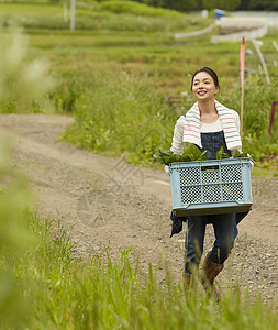 乡下小路上拿农产品的女孩画像图片