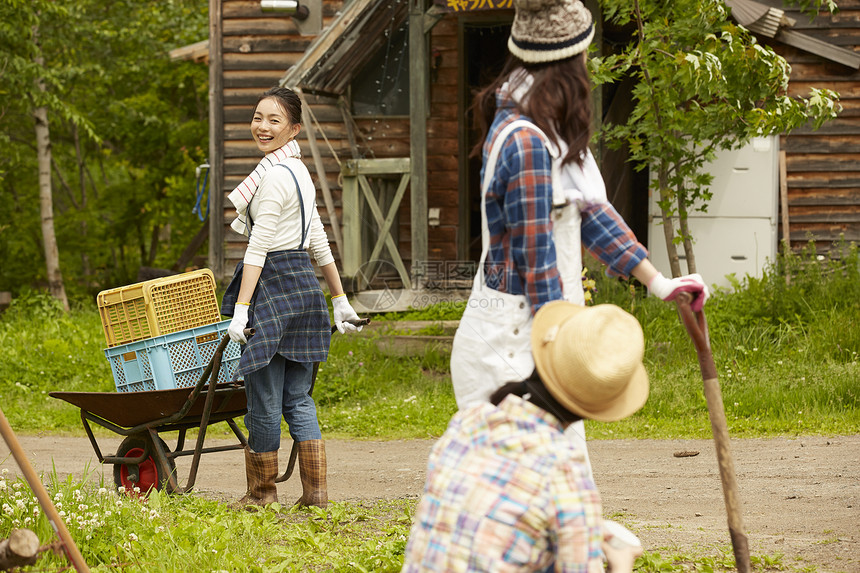 农村用农具工作的3个女孩图片