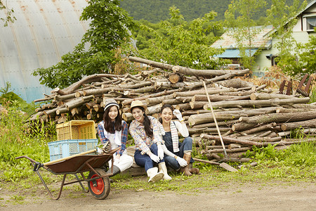 在木厂休息的3个农业女孩图片