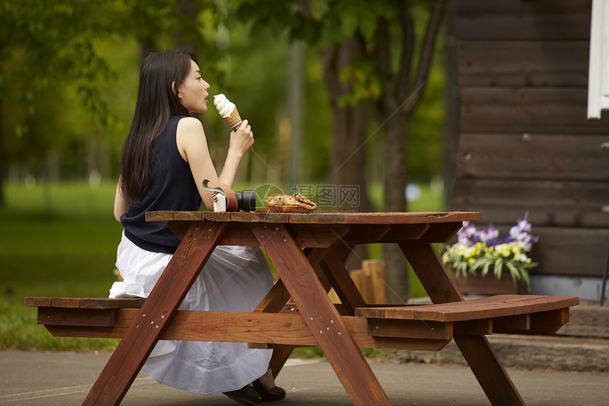 一个女人吃奶油冰激凌图片