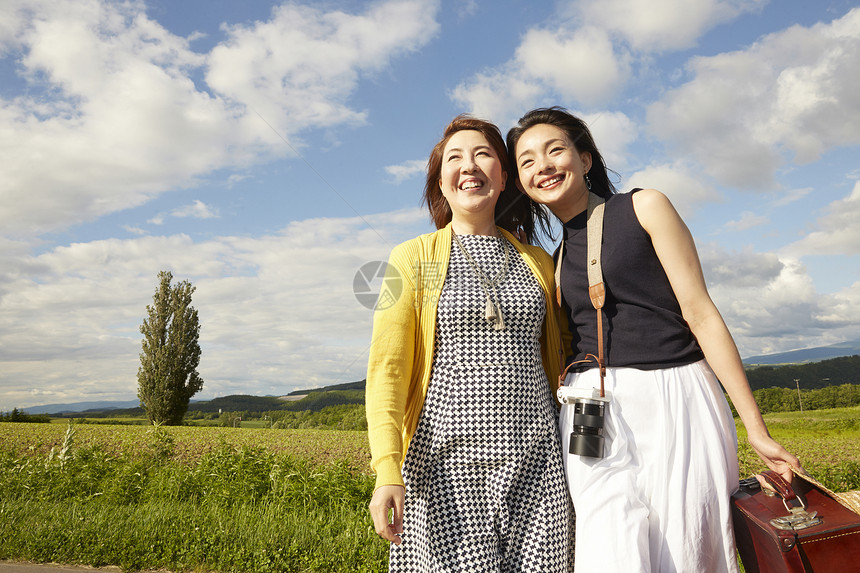 妈妈和女儿一起外出旅游图片