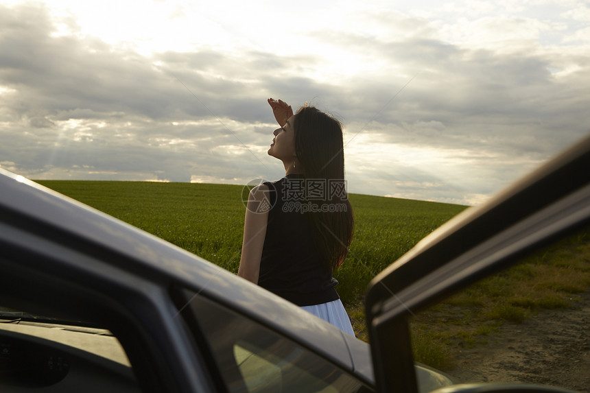 在北海道独自欣赏风景的女人图片