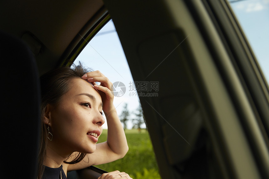 一个人独自旅行欣赏风景的女人图片
