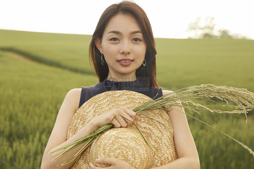 在小麦丛中手里拿着小麦的女人图片