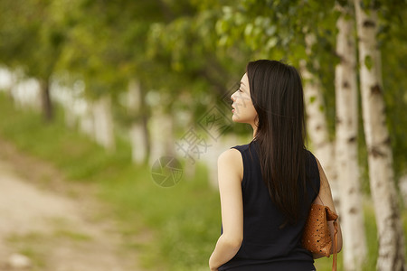 在林间散步的女人图片