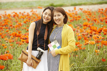 旅游手册整套妈妈和女儿一起出去旅游背景