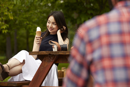 吃奶油冰激凌的女孩图片