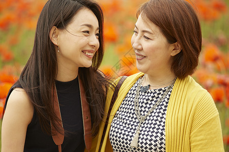 母亲和女儿一起出去旅游图片