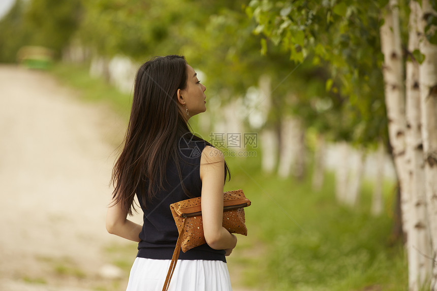 成熟女性在乡间散步背影图片