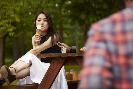 坐着吃奶油冰淇淋的女人图片