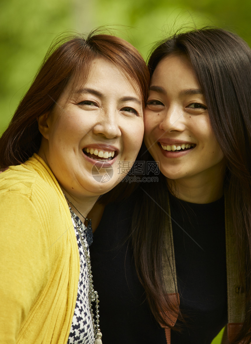 妈妈和女儿家庭旅行图片