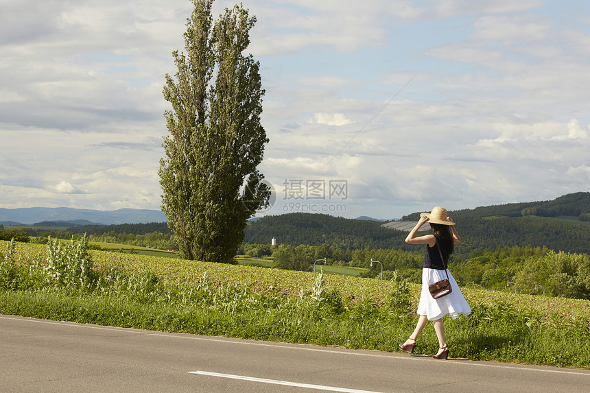 独自旅行的女人图片