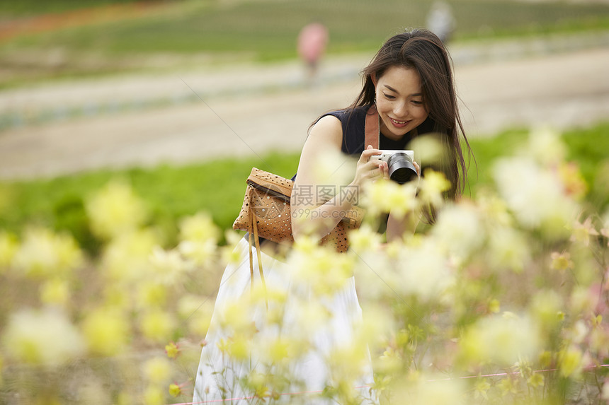 拍花的女性图片