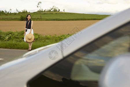 假期独自旅行的女人图片