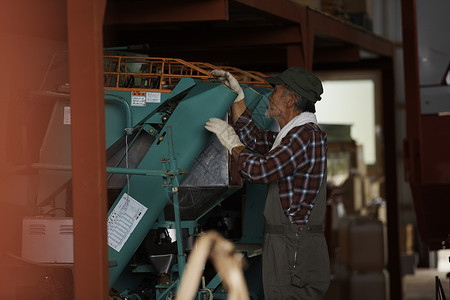维修保养器械的农民图片