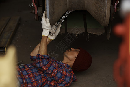 修理机械的工人图片