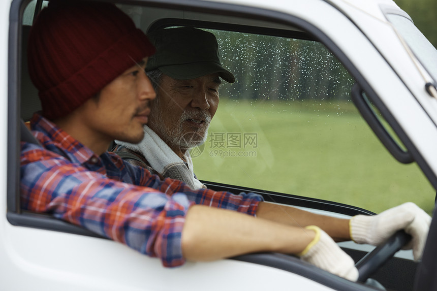 在牧场工作的男性农民图片