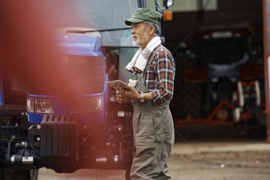 在牧场工作的男性农民图片