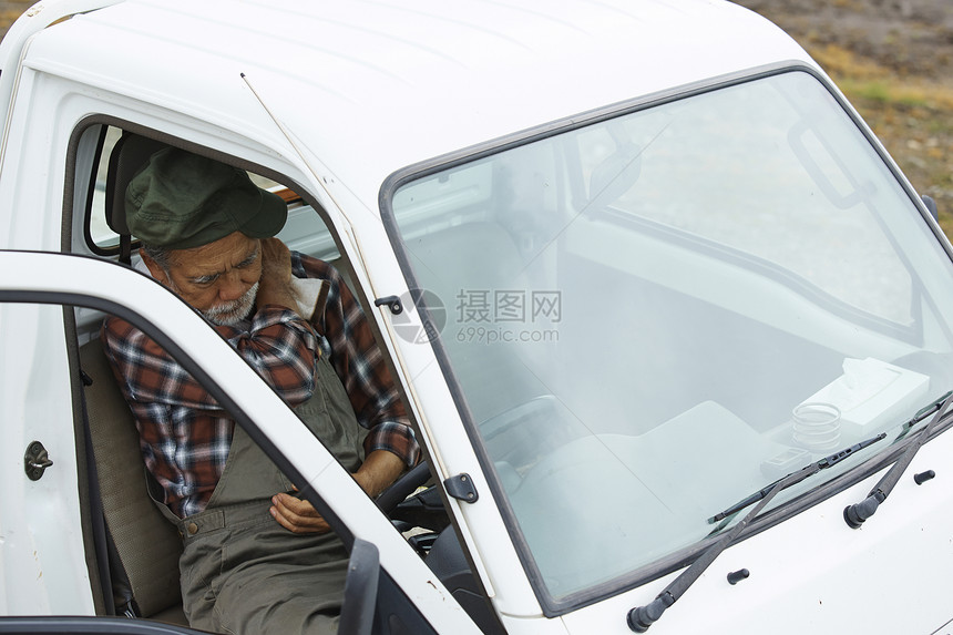坐在车上休息的农民图片