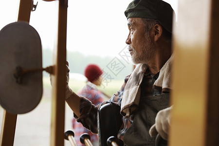 驾驶拖拉机的老年农夫图片