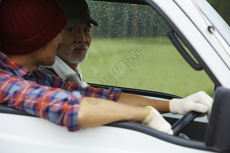 驾驶汽车的2人图片