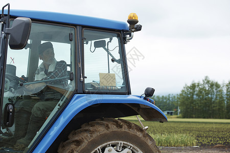 农民驾驶操作拖拉机图片
