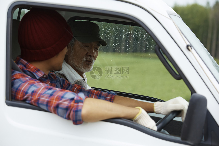 在田间开车的农民图片