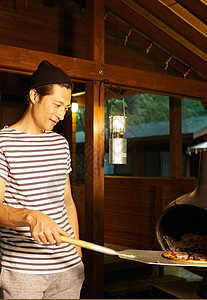 假期营地烧烤的男人图片